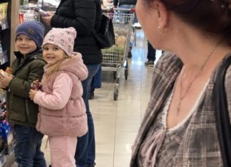 😱💔 U supermarketu sam vidjela dva dječaka koji su izgledali potpuno isto kao moj sin. Pet minuta kasnije otkrila sam tajnu koja je uništila moju obitelj.