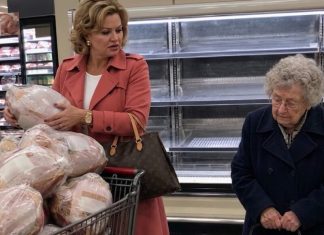 Bogata žena kupila je sve ćurke na akciji, dok je starija baka preklinjala da ostavi bar jednu za svog bolesnog unuka. Tada se iz zvučnika supermarketa začuo muški glas, a žena je odjednom prebledela.