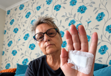 „Imam 74 godine. Svake večeri moja snaha me tjerala da popijem čašu vode prije spavanja. Jednog jutra probudila sam se sa zavijenom rukom, a nisam se mogla sjetiti ničega što se dogodilo prethodne noći. Odlučila sam postaviti skrivenu kameru, ali ono što sam sljedećeg jutra vidjela na snimku natjeralo me da odmah pozovem sina…” 😱💔‼️