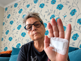 „Imam 74 godine. Svake večeri moja snaha me tjerala da popijem čašu vode prije spavanja. Jednog jutra probudila sam se sa zavijenom rukom, a nisam se mogla sjetiti ničega što se dogodilo prethodne noći. Odlučila sam postaviti skrivenu kameru, ali ono što sam sljedećeg jutra vidjela na snimku natjeralo me da odmah pozovem sina…” 😱💔‼️