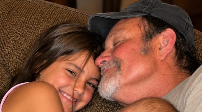 😨💔 Imala sam samo 15 godina kada sam otkrila pravo lice svojega oca. Sve je počelo kada mi je njegov mobitel slučajno dospio u ruke… Ali kada je izašao iz tuša i vidio što čitam, problijedio je i počeo me preklinjati da ništa ne kažem majci. Te noći morala sam donijeti najtežu odluku u svojem životu… 💔🥺‼️
