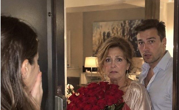 😱💔 Pratila sam svog muža kako bih ga uhvatila s ljubavnicom… Ali kad su se vrata otvorila, ugledala sam vlastitu majku kako drži njegove ruže! 🌹😨