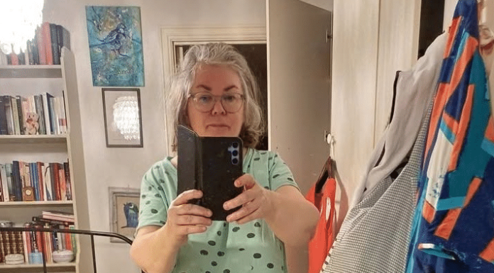 Svake večeri moja se majka fotografirala u istoj haljini — ali kad sam jednog dana otvorila njezin telefon, ruke su mi počele drhtati