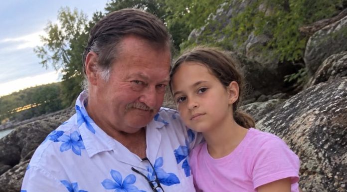 Na ovoj fotografiji smiješila sam se pored svog očuha… Godinama je moja majka vjerovala da me voli kao vlastitu kćer, ali nije imala pojma što se zapravo događalo iza njenih leđa — niti zašto ću tu tajnu nositi sa sobom još mnogo godina