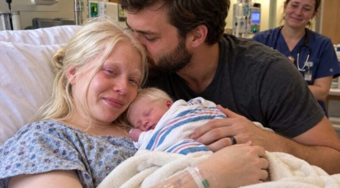 Nakon carskog reza medicinske sestre donijele su mi bebu s potpuno crnom kosom. Moj suprug ju je samo jednom pogledao i prošaptao: „Mislim da ovo nije naša kći…” Ali kad smo otkrili što se zapravo dogodilo u toj bolnici, svi smo ostali u šoku…