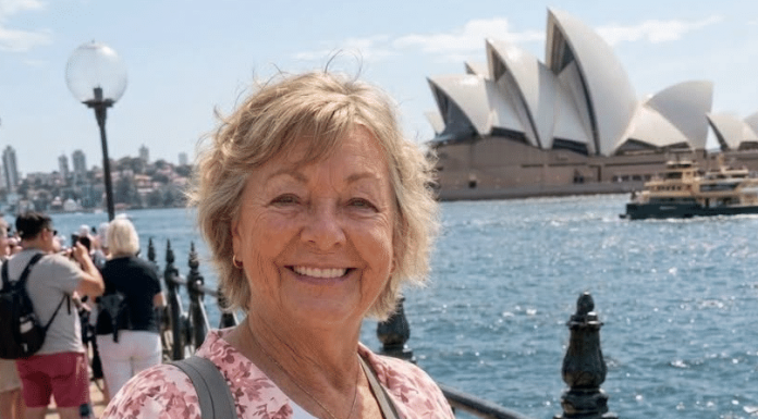 U 69. godini prodala sam svoju kuću da bih putovala po svetu, uprkos protivljenju svoje dece — u Australiji me je jedan muškarac pozvao kod sebe na kafu, ali kada sam ušla u njegovu dnevnu sobu, sledila sam se. 😱