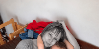 Majka se utopila i donijeli su je kući kako bi je pokopali, ali baš kad su se spremali zatvoriti lijes, njezin petogodišnji sin iznenada je povikao… 😨😨