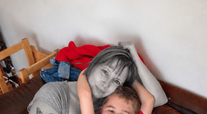 Majka se utopila i donijeli su je kući kako bi je pokopali, ali baš kad su se spremali zatvoriti lijes, njezin petogodišnji sin iznenada je povikao… 😨😨