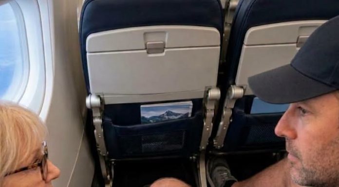 Muškarac je satima zauzimao deo mog sedišta u avionu! Kada sam ga zamolila da se pomeri, nasmejao se: „Tako ste sitni! Zašto vam treba toliko prostora?“ Ali kada se vratio iz toaleta, ukočio se od šoka i besno povikao: „ŠTA STE TO URADILI?!“